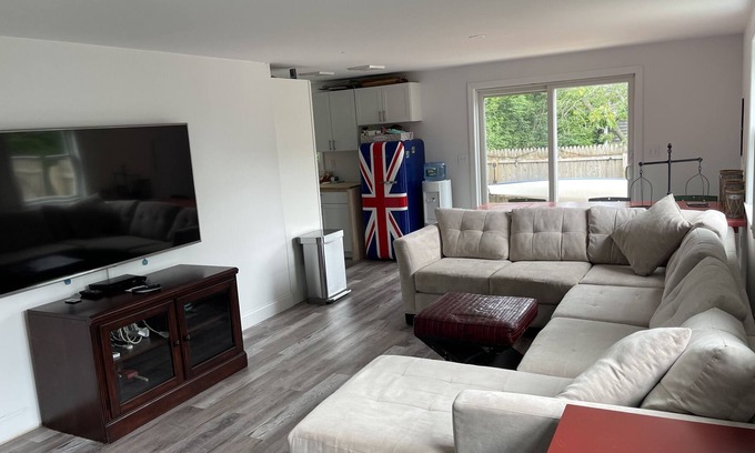 Montauk Cabaña | Newly Renovated Cottage Across from the Ocean, Walk or Hampton Hopper to Town!