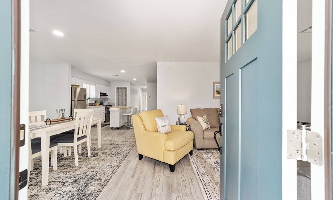 Historic District Cabaña | Newly renovated cottage walking distance to downtown Ocala square. Quiet street.