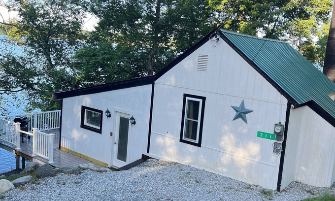 Brighton Casa | Newly Renovated Cozy Lakeside Vacation Cottage, Mountain Views, Pet Friendly