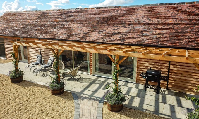 Haresfield Casa | Newly Renovated Dairy Barn on Idyllic Cotswold Farm