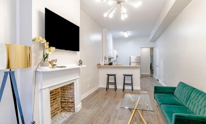 Central Business District Apartamento | Newly Renovated Downtown Apartment in the Historic District, Quiet Street!