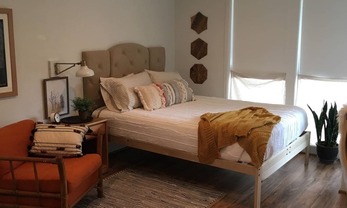 Daphne Apartamento | Recientemente renovado Dreamy Boho con vista a la bahía