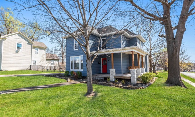Pleasant Hill Otro | Newly Renovated Farmhouse in Family Friendly Pleasant Hill