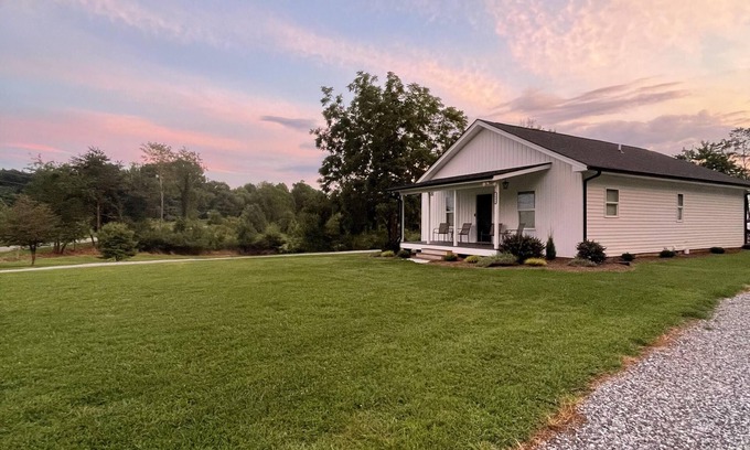 Morganton Otro | Newly Renovated Farmhouse on Acreage