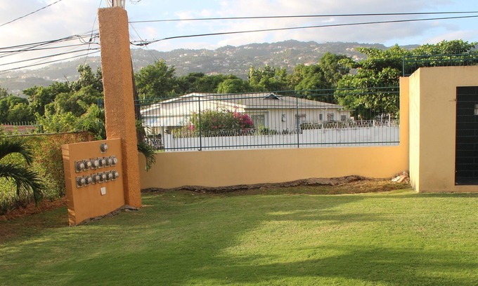 Molynes Gardens Apartamento | ¡Recientemente renovado! Amueblado Apt. De 1 hab., Área cerrada de Community Red Hills