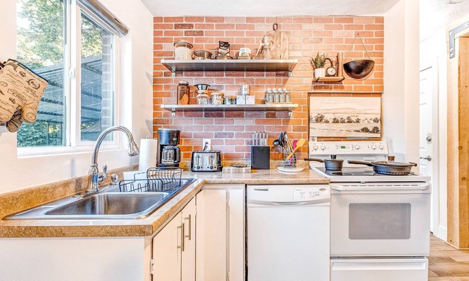 Canyon Rim Casa | Newly renovated/furnished getaway with hot tub and adorable decor - dogs OK