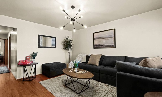 Lincoln Park Casa | Newly Renovated GEM Work Crews Welcome