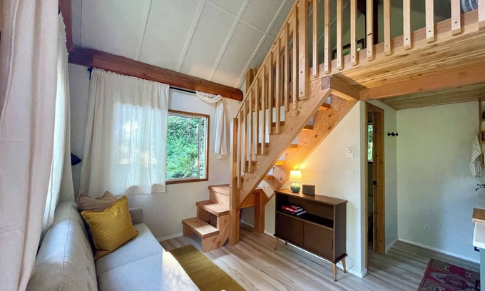 Roberts Creek Cabina | Newly renovated hilltop Cabin in Roberts Creek close to Gibsons and beach