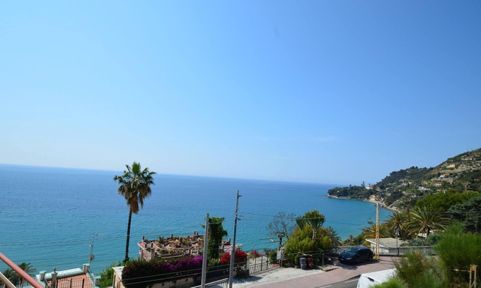 Bordighera Apartamento | Newly renovated holiday flat directly on the beach