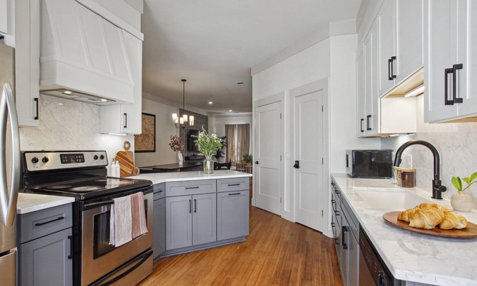 Kayton - Frazier Area Condominio | Newly Renovated Home | Free Parking