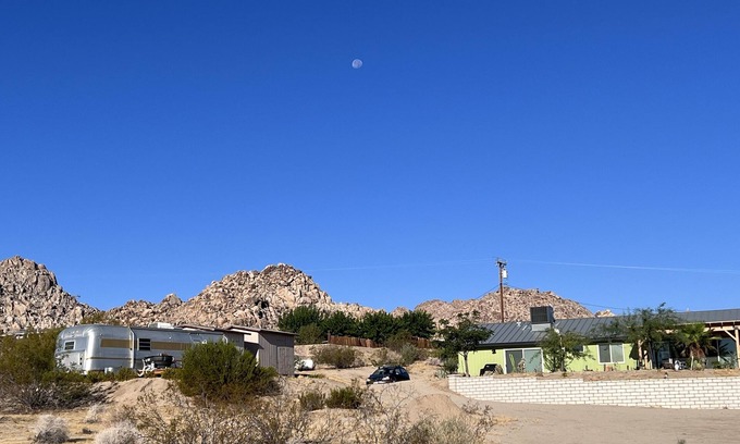 Panorama Heights Casa | Newly Renovated House 5 minute walk from Joshua Tree National Park