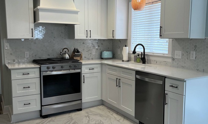 Paducah Casa | Newly renovated house blocks from hospital and restaurants.