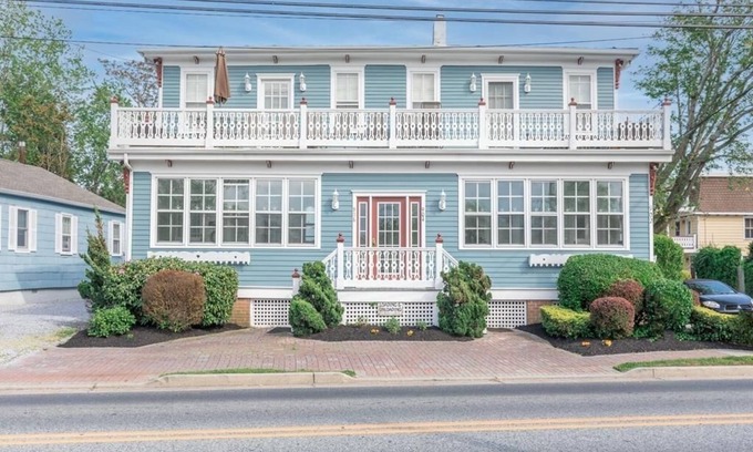 Cape May Condominio | Newly Renovated in 2025! 3bdrm/2bth condo. Dog friendly. Walk to town & beach!