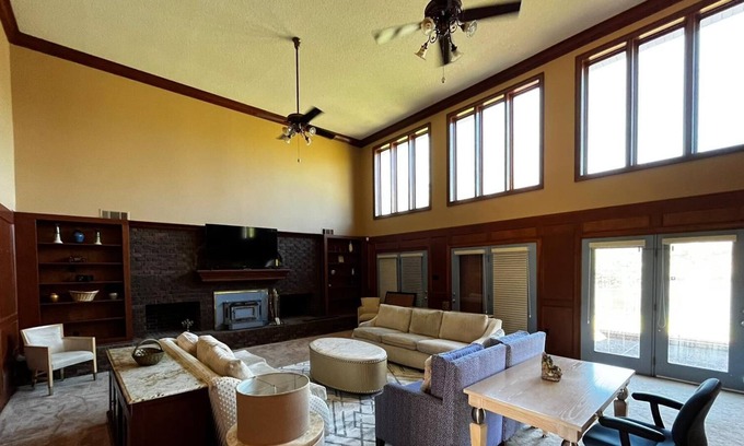 Olive Branch Casa | Newly Renovated in 1.6 acres overlooking the Lake