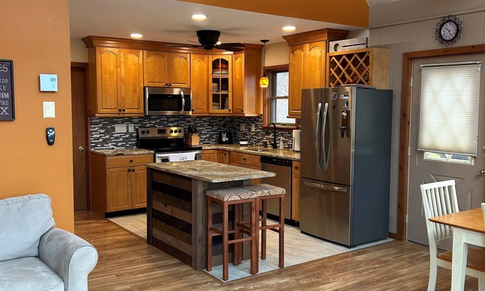 Lakeville Casa | Newly renovated kitchen, 3 Bed/2 Bath, Finished Basement w/game room!!