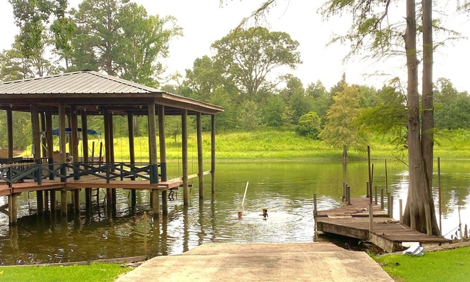 Negreet Casa | Newly Renovated Lakefront home with boat house, launch and 2 piers!