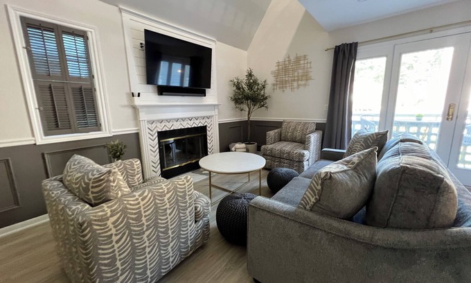 Montville Condominio | Newly Renovated Loft Villa at Norwich Spa, minutes to Mohegan Sun