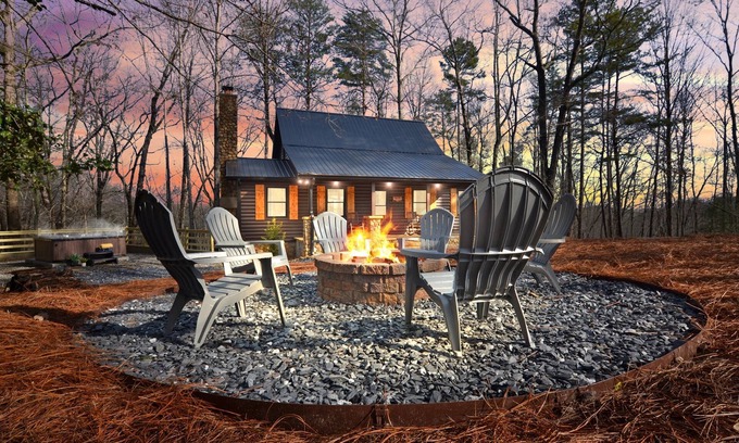 Dahlonega Cabina | Newly Renovated Luxury Cabin w/Hot tub & Fire pit!
