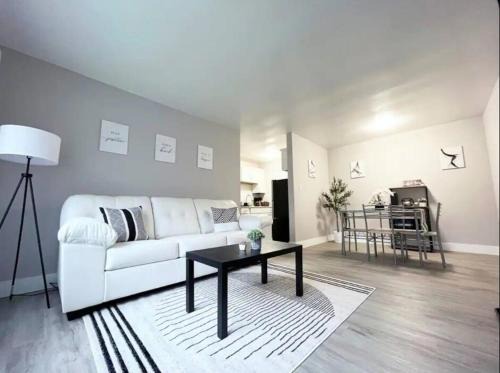 Garfield Heights Apartamento | Newly Renovated Modern 5 Star First Floor Unit