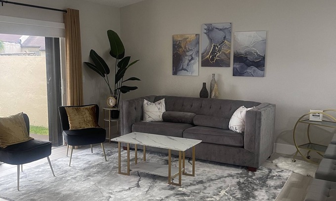 Miami Gardens Casa | Newly Renovated Modern Townhome