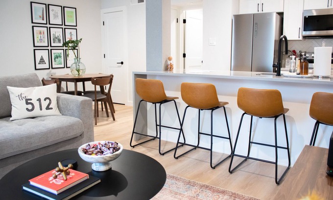 Barton Hills Condominio | Newly Renovated Modern Condo- Walk to Zilker & Barton Springs! Private backyard!