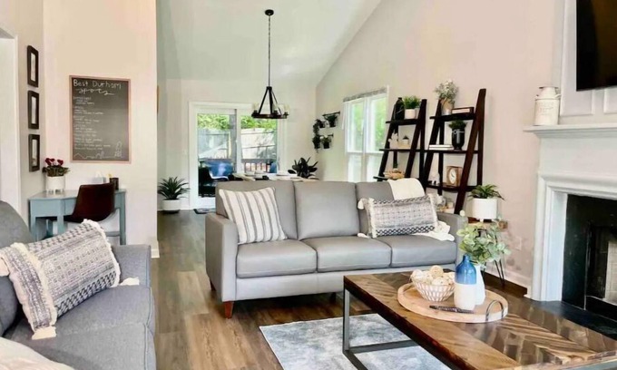 Durham Casa | Newly Renovated Modern Farmhouse, 10mins Duke and 15mins UNC & RTP