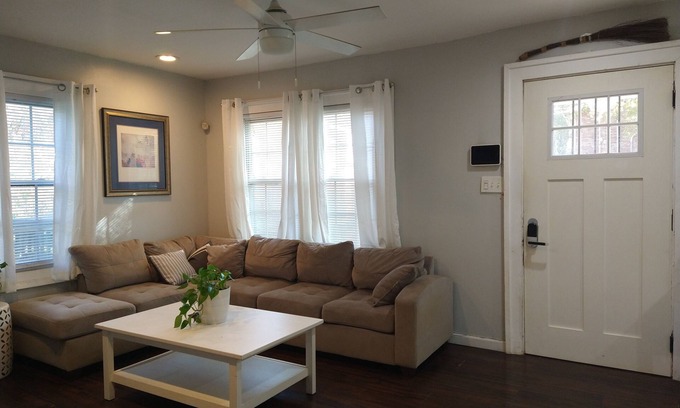 Jefferson Park Casa | Newly renovated multi-unit City Gingerbread House near Hartfield-Jackson Airport