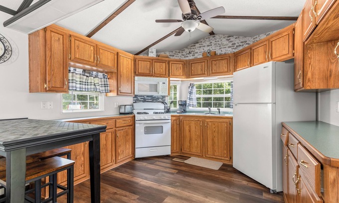 Brimfield Casa | Newly Renovated Park Model in Quiet Campground