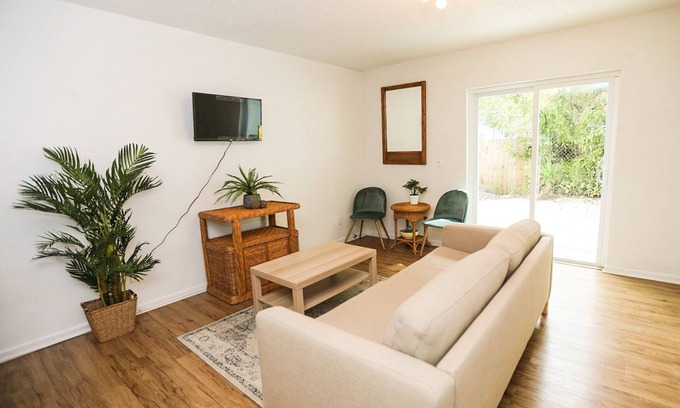 St. Petersburg - Clearwater Casa | NEWLY RENOVATED SOPHISTICATED INDUSTRIAL TOWN HOME