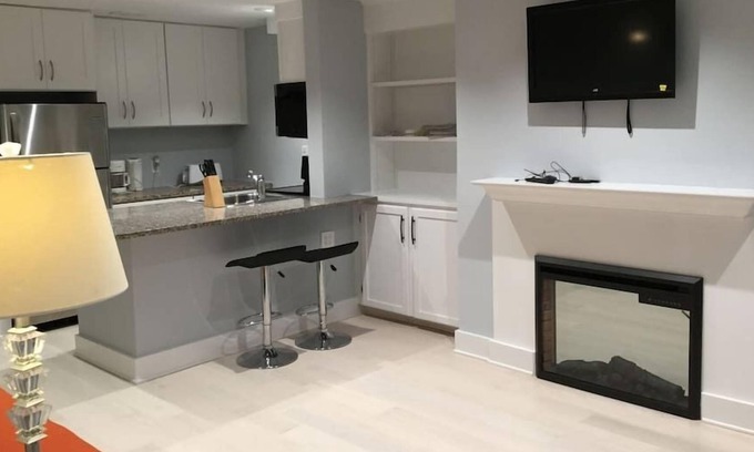 Mount Pleasant Apartamento | Newly renovated spacious central 1br near Zoo