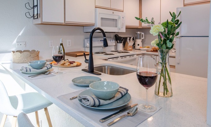 Downtown Cannon Beach Casa | Newly Renovated Sunny Cannon Beach Studio cottage, stroll to beach & town