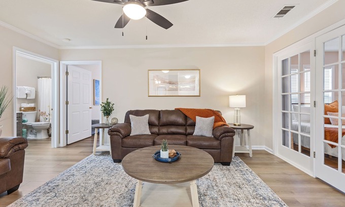 Vaught Condominio | Newly Renovated Sunny Condo w/ Pool, Gym & Free Parking
