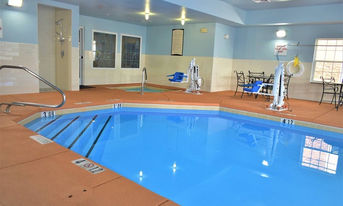 Northeast Heights Condominio | Suite recientemente renovada | Desayuno diario gratuito, acceso a la piscina + bañera de hidromasaje