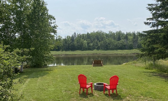 Bertrand Chalet De Esquí | Newly renovated tiny house on the banks of the Caraquet River