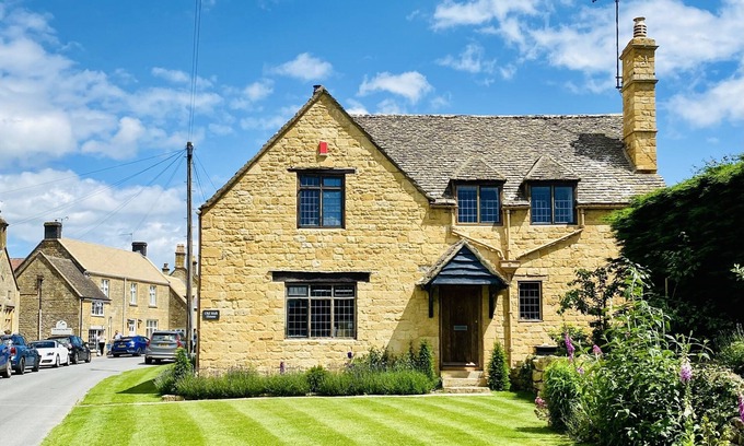 Willersey Casa | Newly renovated traditional Cotswold house with hot tub and sauna