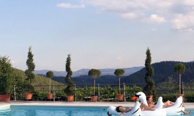 Anghiari Villa | Villa Toscana renovada recientemente con piscina privada y tenis. Vistas que quitan el aliento.