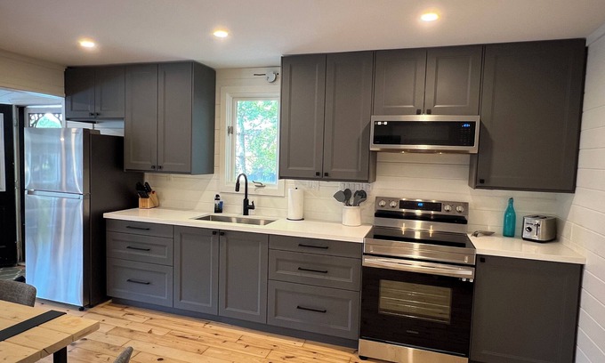Georgian Bay Cabaña | Newly Renovated Waterfront Cottage on Lake Inlet on Honey Harbour!