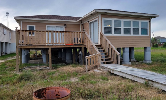 Hitchcock Casa | Newly Renovated Waterfront House