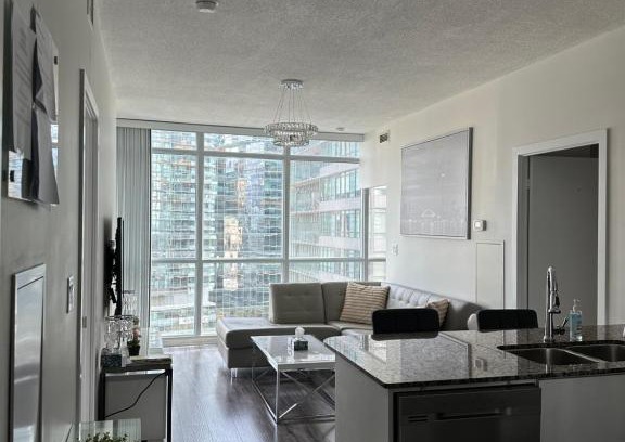 Downtown Toronto Apartamento | Newly updated 2BR, 2Bath & Den in Downtown Toronto beside Union Station & Scotia Bank Arena!