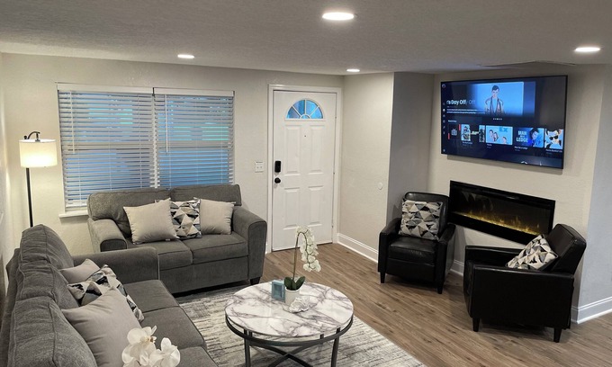 Northside Casa | Newly Updated 4-bedroom House Close to Jax Airport and Downtown Jacksonville