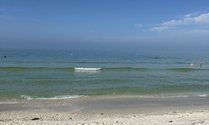 Vanderbilt Beach Condominio | Newly updated and professionally managed Condo in N Naples, near the beach