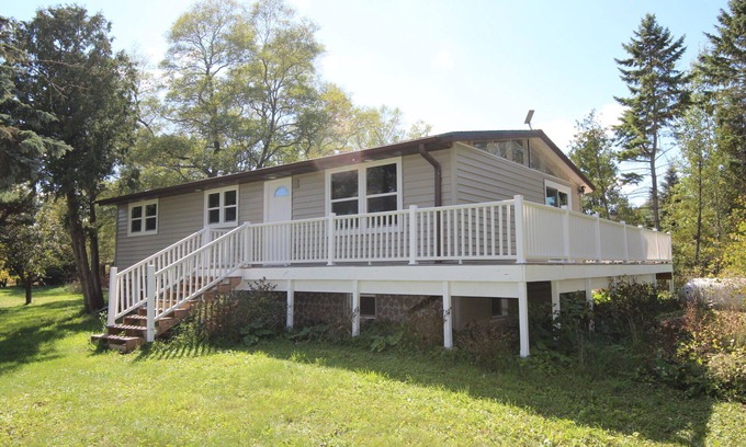 Sturgeon Bay Casa | ¡Cabaña recientemente actualizada en 12 acres a solo minutos del parque estatal Potawatomi!