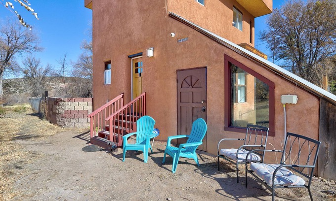 Dixon Casa | Newly Updated Dixon Wine House. 2 Bedroom 3 Story with room for 8.