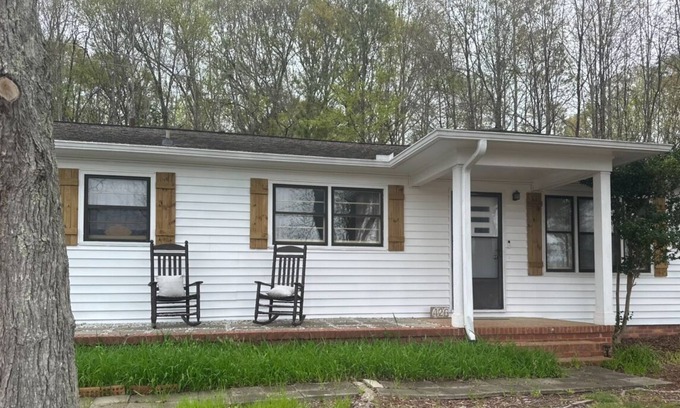 Clemson Casa | Newly Updated, Fully Furnished 3 BR 2 BA Home… <2 miles to Clemson University!