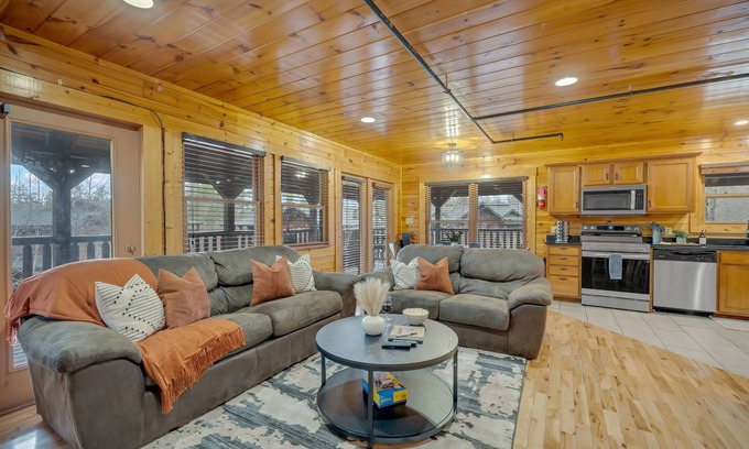 Hemlock Hills Cabina | Newly Updated + Host - Sleeps 18 - Close to DT