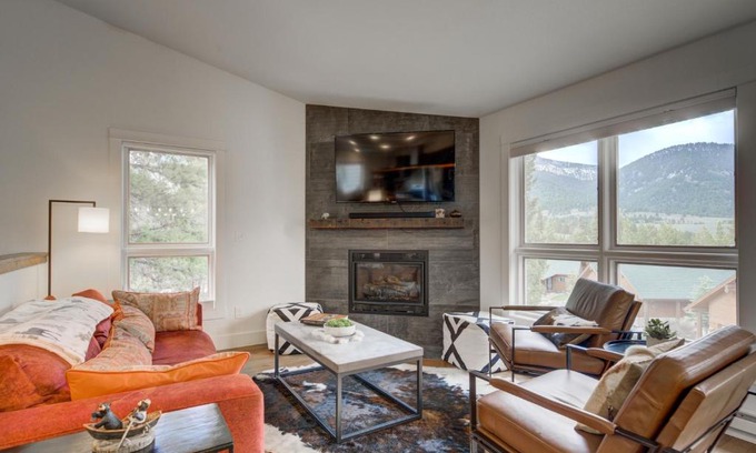 Big Sky Apartamento | Newly Updated! Hot tub/pool! Mountain View! Pets!