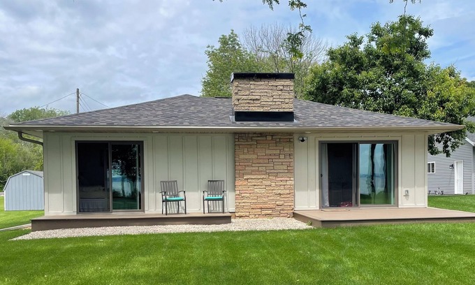 Oshkosh Casa | Newly updated house on Lake Winnebago, Great Fishing and minutes from EAA
