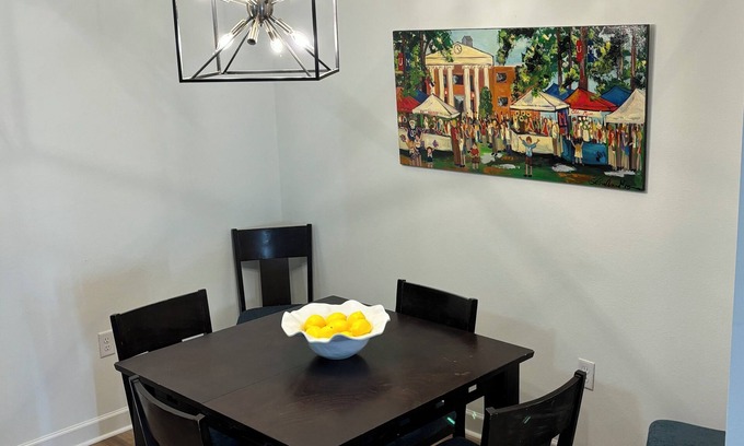 Oxford Condominio | Newly updated unit, close and convenient to Oxford Square and Campus.