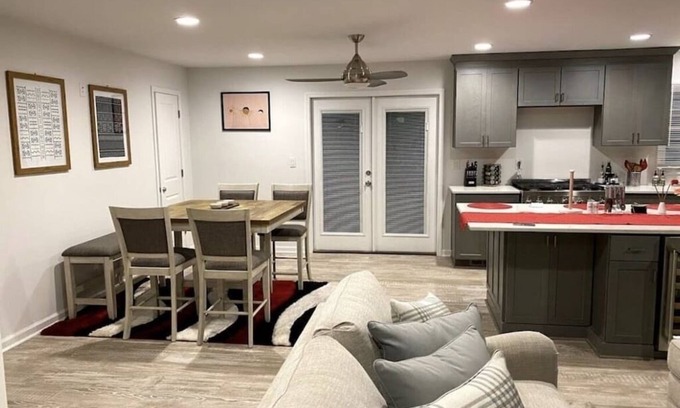 Newnan Casa | Newnan Getaway Share Save
