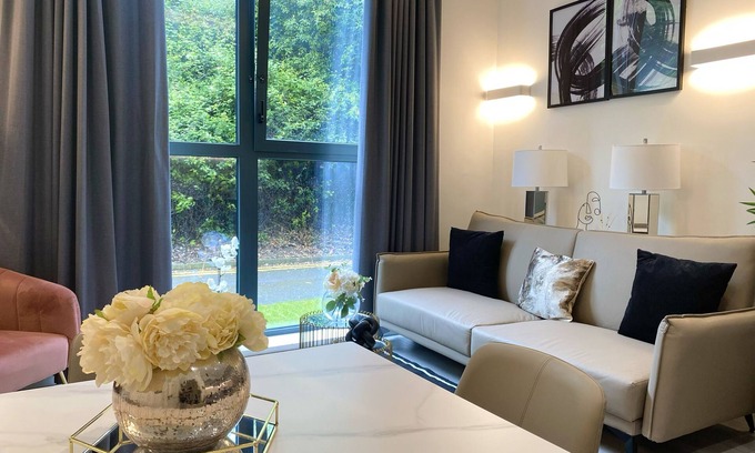 Great Linford Apartamento | Newpointe Luxury Serviced Apartment at the Atrium